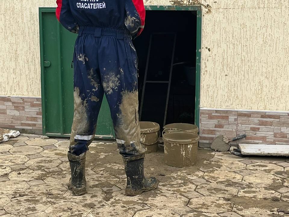 Студенты ЧПОУ "Колледж гражданской обороны и чрезвычайных ситуаций" продолжают оказывать адресную помощь пострадавшим от обильных дождей